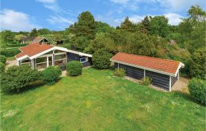 una vista aérea de una casa con patio en Cozy Home In Sklskr With Kitchen, en Skælskør