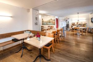 Hotel Roter Ochsen في سولوتورن: مطعم فيه طاولات وكراسي في الغرفة