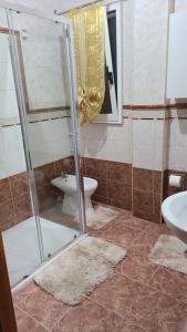 uma casa de banho com um chuveiro, um WC e um lavatório. em Casa vacanze palagianello em Palagianello