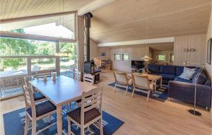 YderbyにあるAwesome Home In Sjllands Odde With 3 Bedrooms, Sauna And Wifiのリビングルーム(テーブル、ソファ付)