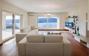 sala de estar con sofá y ventana grande en Villa Royal Blue en Trget
