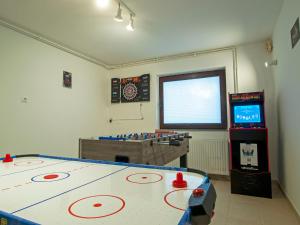 Habitación con mesa de ping pong y videojuego en Holiday house Zarja - with sauna and hot tub, en Bizeljsko