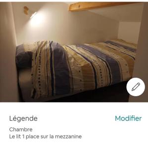 um quarto com uma cama num quarto em Le Bellevue em Dolomieux