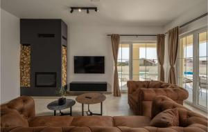 sala de estar con sofá y TV en Villa Stina Murter, en Jezera