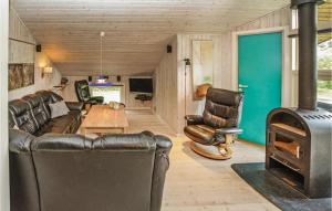 HesselagerにあるAwesome Home In Hesselager With 4 Bedrooms, Sauna And Wifiのリビングルーム(ソファ、薪ストーブ付)