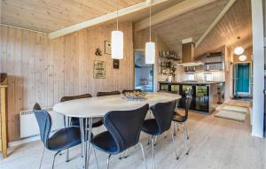 HesselagerにあるAwesome Home In Hesselager With 4 Bedrooms, Sauna And Wifiのキッチン、ダイニングルーム(テーブル、椅子付)
