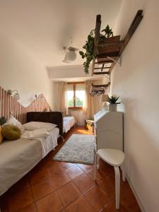 salon z 2 łóżkami i stołem w obiekcie Rosymarty Apartment-vicino Firenze w mieście Prato