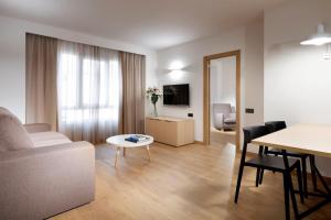 Televízia a/alebo spoločenská miestnosť v ubytovaní Apartaments SB Corona Tortosa