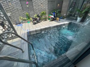 einen großen Pool mit einer Treppe, die in ein Gebäude führt in der Unterkunft Nancy Grand Tran Group Villa 1 in Vũng Tàu
