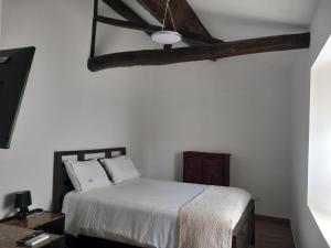Un dormitorio con una cama y un ventilador de techo. en Quinta do Mourão, en Tentúgal