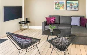 - un salon avec un canapé et deux tables dans l'établissement 2 Bedroom Cozy Apartment In Bagenkop, à Bagenkop