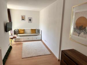 een woonkamer met een bank en een tapijt bij Holiday apartment in Gmunden 