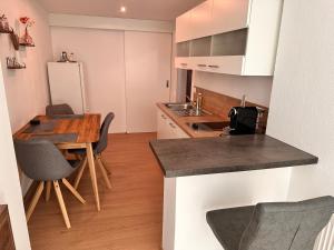 een keuken met een houten tafel en een keuken met een eetkamer bij Holiday apartment in Gmunden 