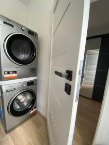 uma máquina de lavar roupa e uma máquina de lavar e secar roupa num quarto em Widoki em Międzylesie