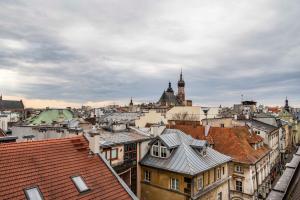 uma vista para uma cidade com edifícios e telhados em Hotel H12**** em Cracóvia