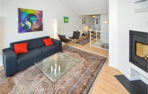 sala de estar con sofá y chimenea en 2 Bedroom Awesome Apartment In Ebeltoft, en Ebeltoft