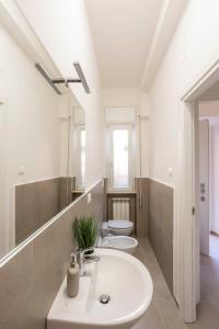 uma casa de banho com um lavatório e um WC em Bed E-bike em Ancona