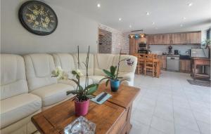een woonkamer met een witte bank en een tafel bij Nice Home In Bucquoy With Kitchen 