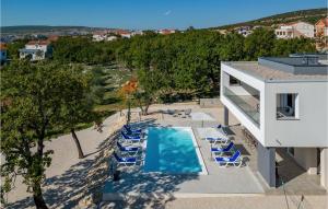 una vista aérea de una piscina con sillas y una casa en Villa Deep Green, en Maslenica