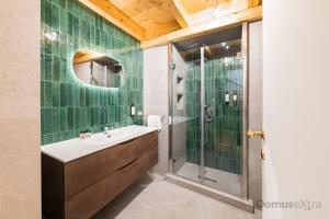 uma casa de banho com um lavatório e um chuveiro em De Cesare53 By DomusExtra em Nápoles