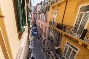 uma vista geral de um beco entre edifícios em De Cesare53 By DomusExtra em Nápoles
