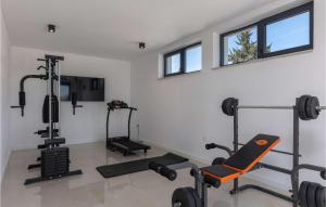 - une salle de sport avec plusieurs appareils d'exercice dans l'établissement Villa Soline, à Sukošan