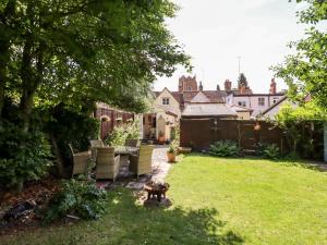 a garden with chairs and a table in the yard at 22 Church Ponds in Halstead