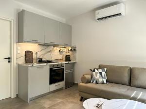 a living room with a couch and a kitchen at MaDi’s Home in Parga