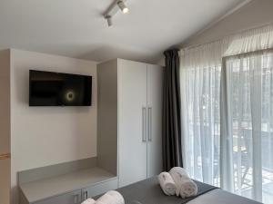 パルガにあるMaDi’s Homeの壁にテレビが付いたベッドのある寝室