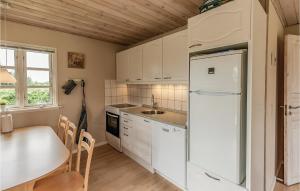 uma cozinha com um frigorífico branco e uma mesa em Gorgeous Home In Slagelse With Wifi em Slagelse
