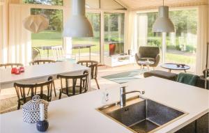 Il comprend une cuisine et un salon avec un évier. dans l'établissement Gorgeous Home In Ebeltoft With Wifi, à Ebeltoft