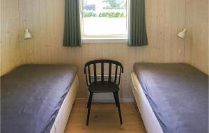 Cette chambre comprend 2 lits et une chaise. dans l'établissement Gorgeous Home In Ebeltoft With Wifi, à Ebeltoft