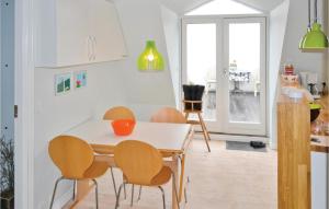 エーベルトフトにあるAwesome Apartment In Ebeltoft With Kitchenのキッチン、ダイニングルーム(テーブル、椅子付)