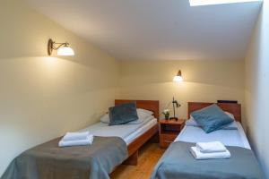 - une chambre avec 2 lits et des serviettes dans l'établissement Barbakan gate apartment, à Cracovie