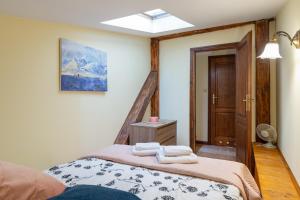 - une chambre avec un lit et des serviettes dans l'établissement Barbakan gate apartment, à Cracovie