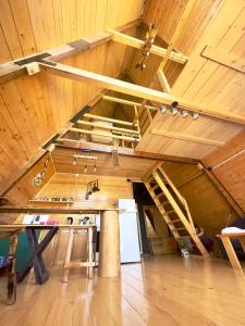 سرير بطابقين أو أسرّة بطابقين في غرفة في A-frame mestia