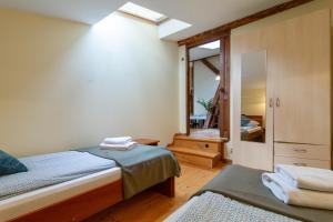 - une chambre avec 2 lits et un miroir dans l'établissement Barbakan gate apartment, à Cracovie