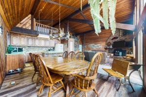 uma sala de jantar com uma mesa de madeira e cadeiras em The Coffee Grounds em Johnson Landing