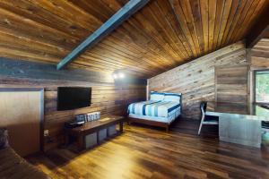 a room with a bed and a desk and a television at The Coffee Grounds in Johnson Landing +27 photos