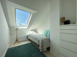 ein kleines Schlafzimmer mit einem Bett und einem Fenster in der Unterkunft Unique holiday home 10 meters from the water at Lilla Fjellsholmen in Kärna