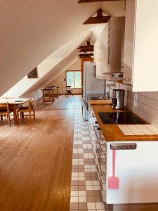 uma cozinha com um balcão e uma mesa num quarto em Skogslund, Skåne em Veberöd