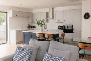 ein Wohnzimmer mit einem Sofa und einer Küche in der Unterkunft The Views Cottage in Newcastle