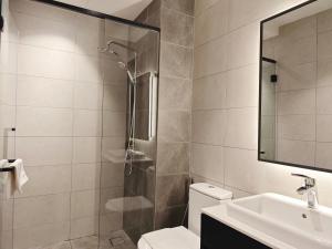 吉隆坡的住宿－Axon Residences Bukit Bintang，带淋浴、卫生间和盥洗盆的浴室