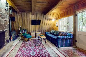 ein Wohnzimmer mit einem Sofa und einem TV in der Unterkunft Hildas Briarwood Escape in Rhododendron