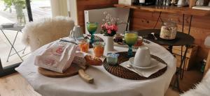 Vif的住宿－La Santon Chambres d'hôtes，桌子上面有食物和饮料