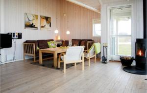 Spodsbjergにある3 Bedroom Cozy Home In Rudkbingのリビングルーム(木製テーブル、椅子付)