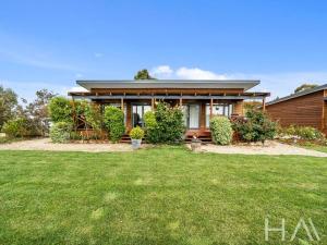 Forcett哈里森格罗夫木屋的前面有草地的房屋