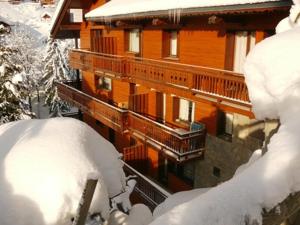 eine Blockhütte im Schnee mit einer schneebedeckten Treppe in der Unterkunft Appartement Méribel, 2 pièces, 4 personnes - FR-1-411-739 in Les Allues
