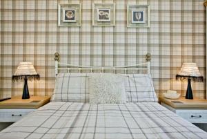 1 dormitorio con 1 cama con 2 lámparas en las mesas en Hill Head Cottage en Saint Columb Major