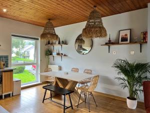 comedor con mesa y sillas en Stylish Getaway in Y Felinheli Marina, en Y Felinheli